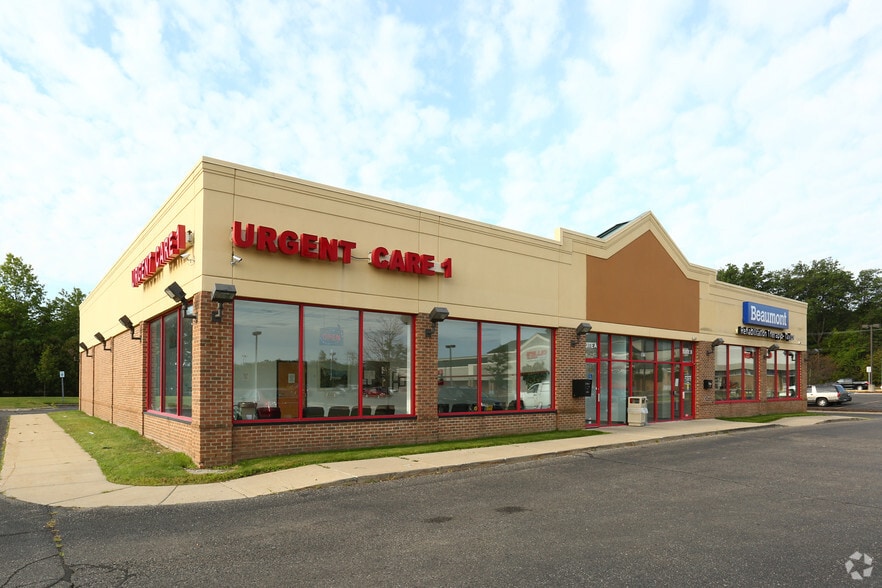 Taylor Retail Center Portfolio Sale portfolio of 2 properties for sale on LoopNet.ca - Primary Photo - Image 2 of 2