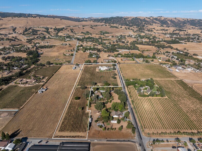 2143 Buena Vista Ave, Gilroy, CA à vendre - Photo du bâtiment - Image 3 de 13