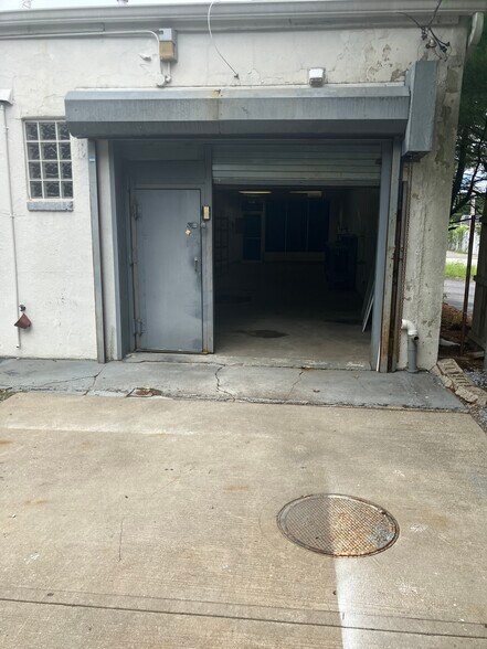 2068 Jericho Tpke, East Northport, NY à louer - Photo du bâtiment - Image 2 de 4