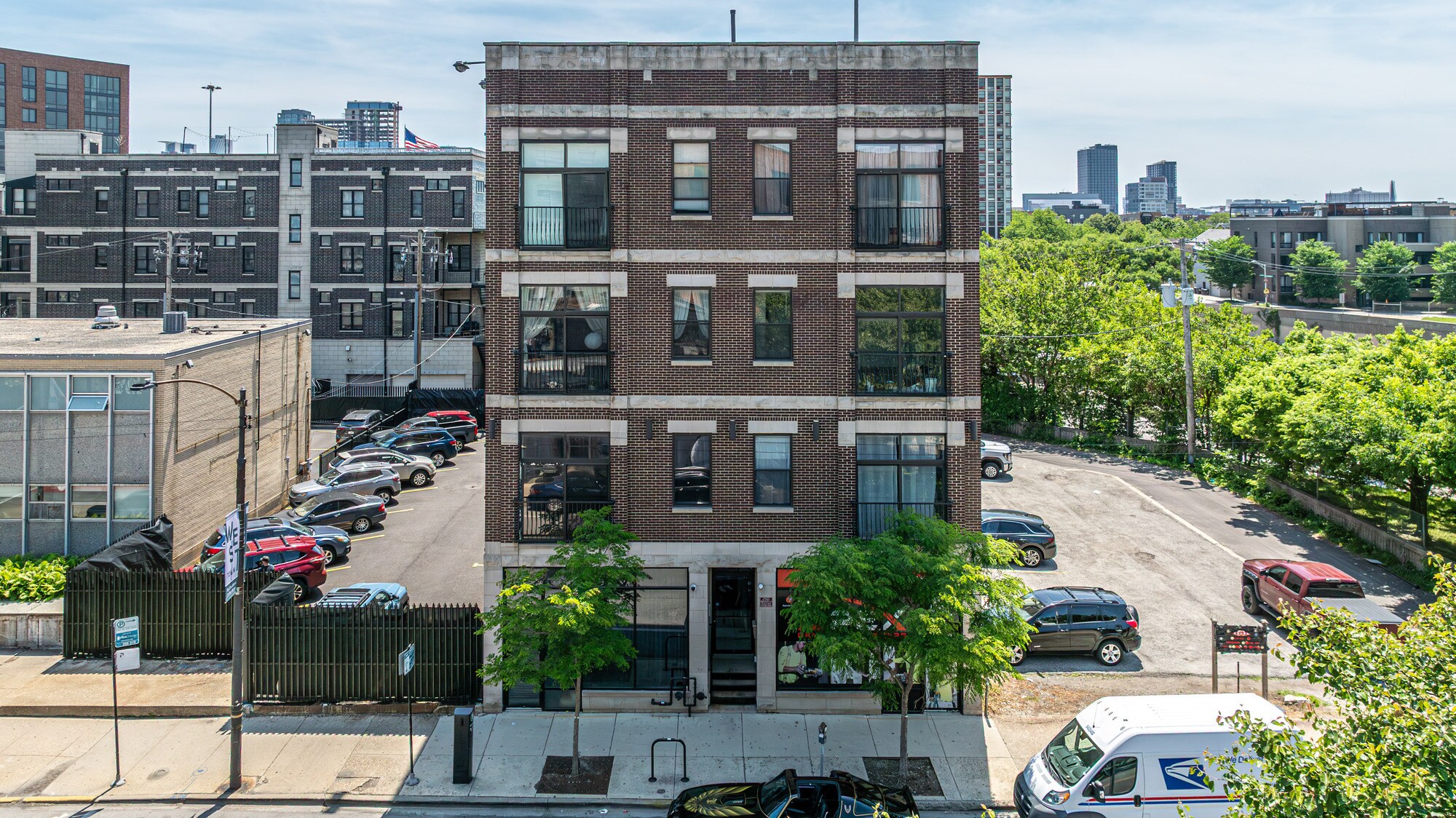 1135 W Chicago Ave, Chicago, IL à louer Aérien- Image 1 de 5