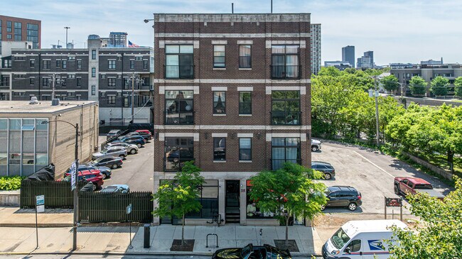 Plus de détails pour 1135 W Chicago Ave, Chicago, IL - Commerce de détail à louer