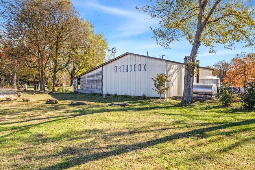 15656 Ball Rd, Elkins, AR à vendre - Photo du bâtiment - Image 2 de 38