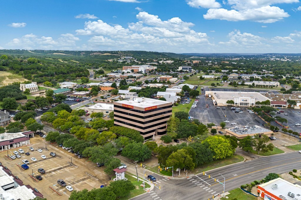 222 S Sidney Baker St, Kerrville, TX 78028 - Unité 410 - - Photo intérieure - Image 2 of 29