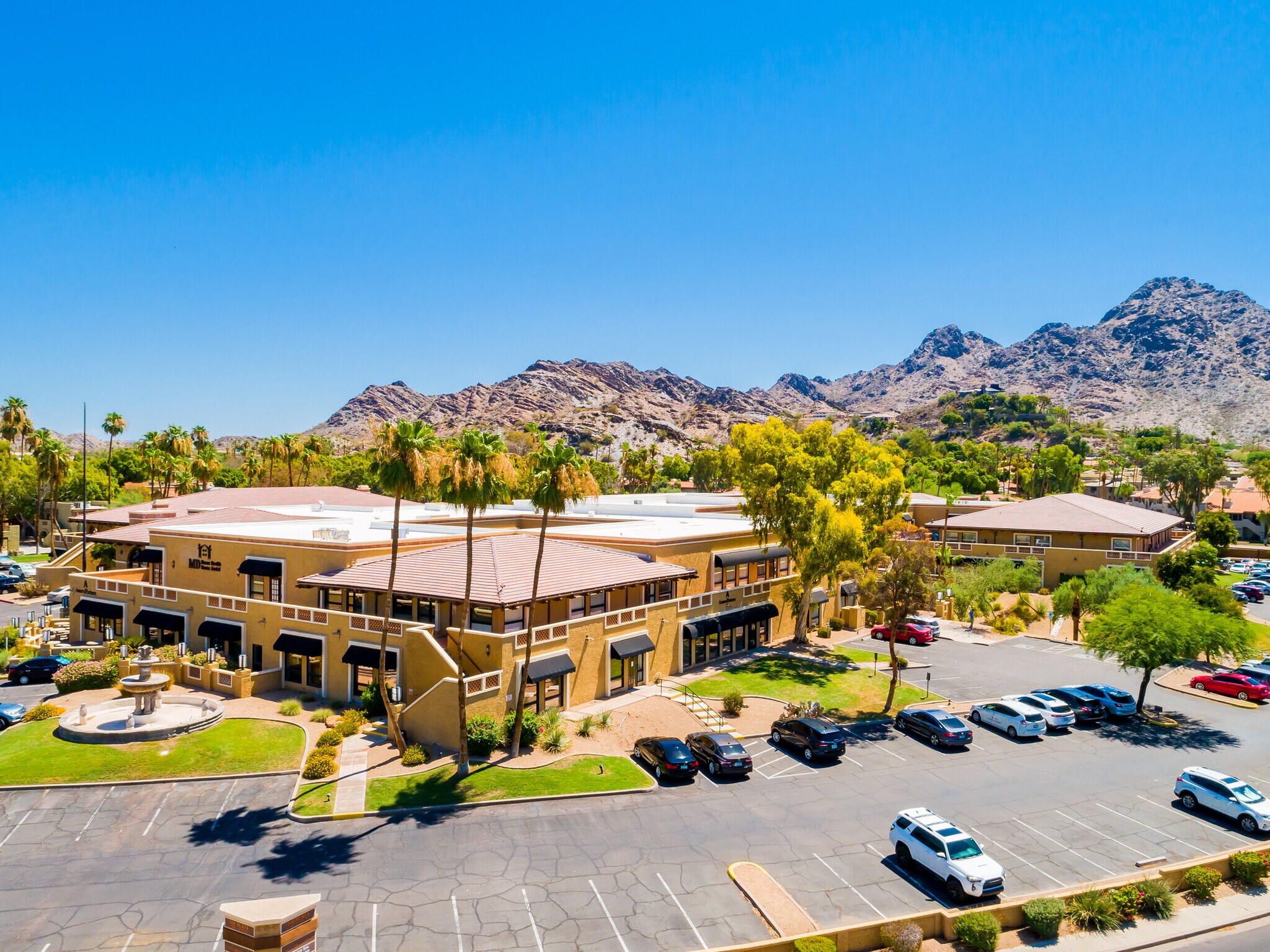 7500 N Dreamy Draw Dr, Phoenix, AZ à louer Photo du bâtiment- Image 1 de 4