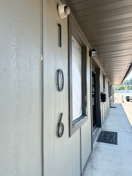 104-106 N Hutchinson Rd, Spokane Valley, WA for sale - Building Photo - Image 2 of 11