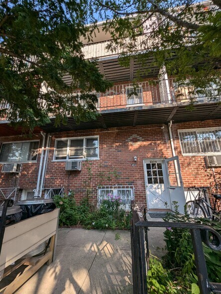 4309 54th St, Woodside, NY à vendre - Photo du bâtiment - Image 2 de 11