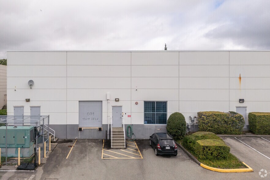 13211 Delf Pl, Richmond, BC à louer - Photo du bâtiment - Image 3 de 3