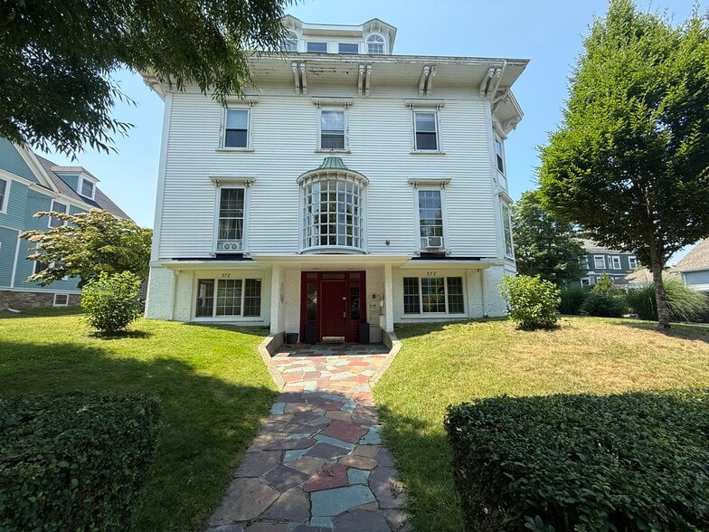 372 Broadway, Newport, RI for lease - Building Photo - Image 1 of 3