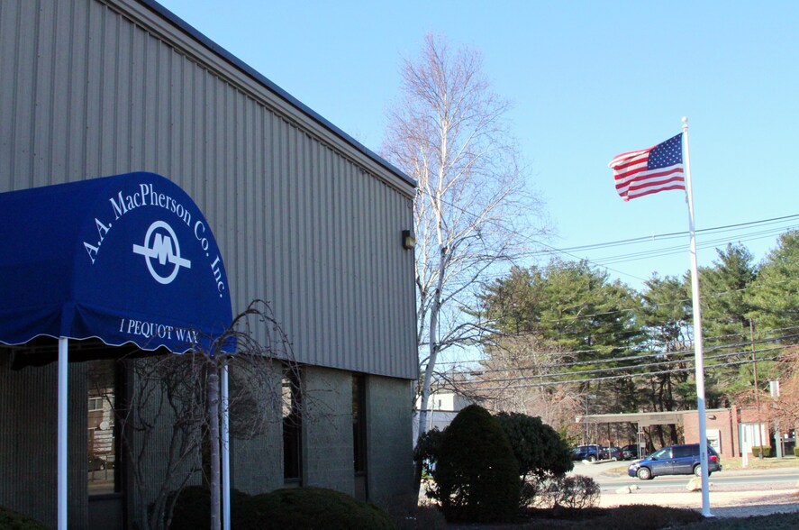 1 Pequot Way, Canton, MA à louer - Photo du bâtiment - Image 2 de 11