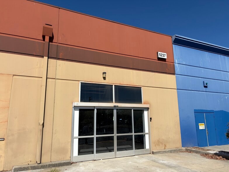 5237 Walnut Ave, Sacramento, CA for lease - Building Photo - Image 2 of 5