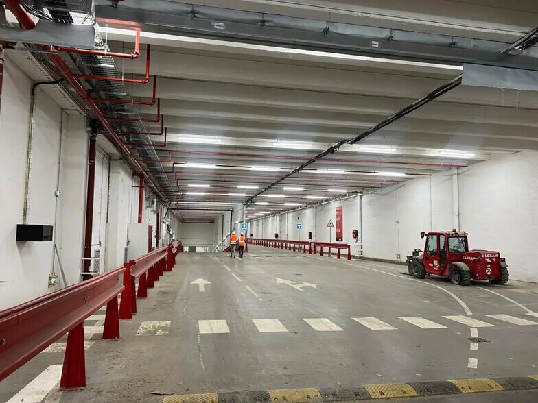 Industrial in Paris for lease - Building Photo - Image 2 of 9