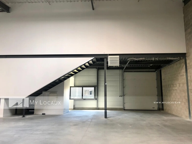 Flex in Cormeilles-en-Parisis for lease - Interior Photo - Image 3 of 6