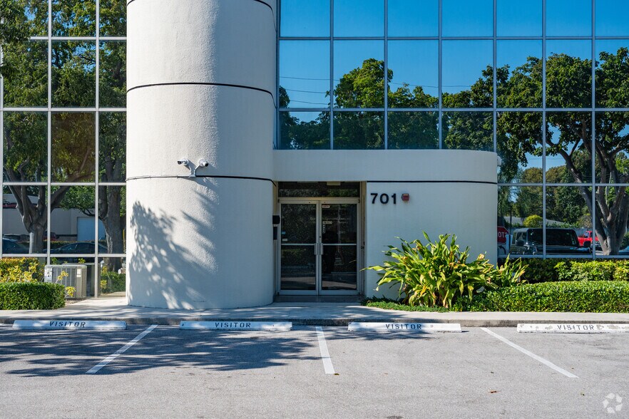 701 E Commercial Blvd, Oakland Park, FL à vendre - Photo du bâtiment - Image 3 de 5