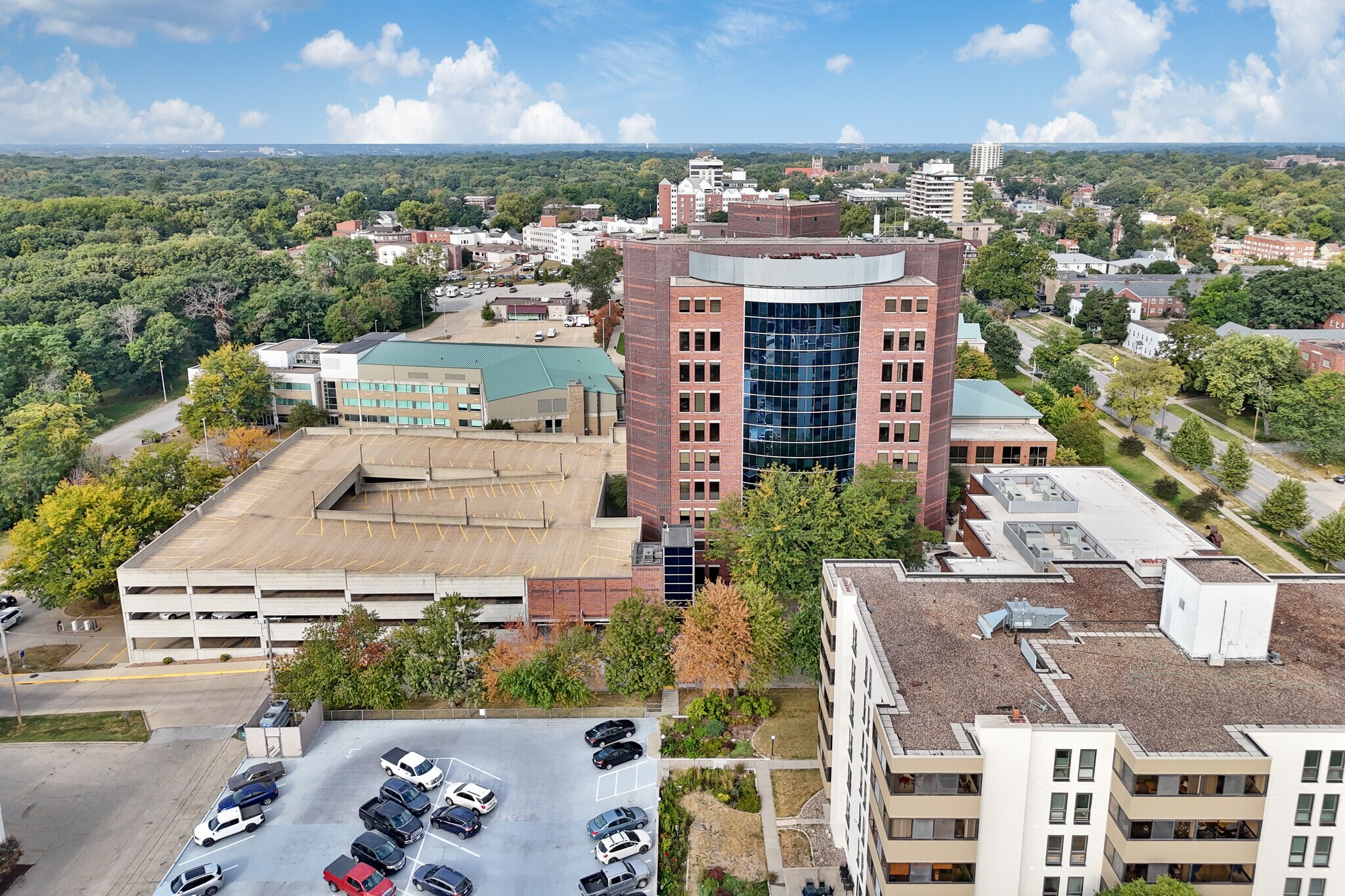 3200 Grand Ave, Des Moines, IA à louer Photo principale- Image 1 de 10
