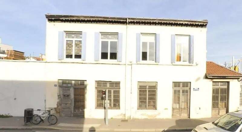 Retail in Lyon for lease Building Photo- Image 1 of 2