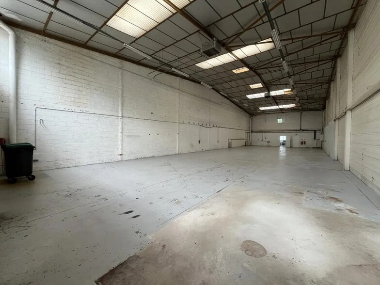 Industrial in Coignières for lease - Building Photo - Image 2 of 11