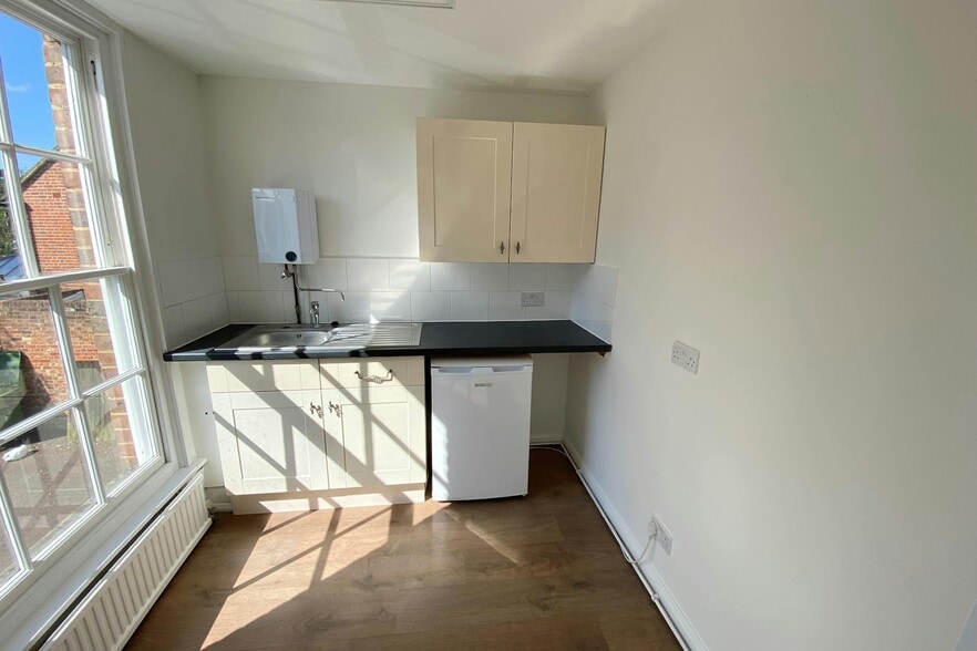 Market Sq, Westerham for lease - Interior Photo - Image 3 of 3