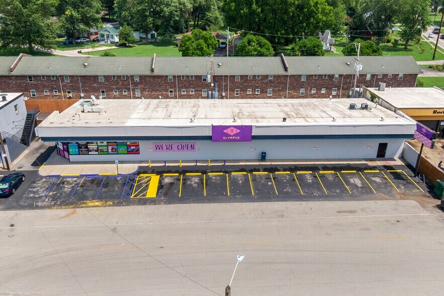 4741 Rockford Plz, Louisville, KY à vendre - Photo du bâtiment - Image 1 de 17