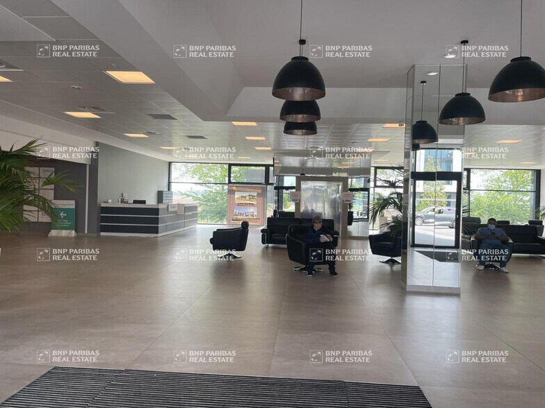 Office in Jossigny for sale - Lobby - Image 2 of 4