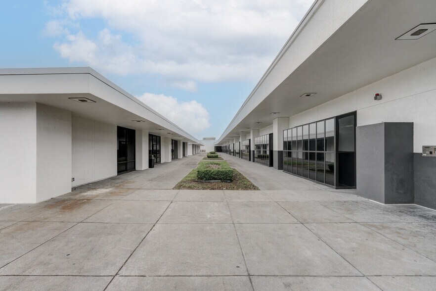 5330 Griggs Rd, Houston, TX à louer - Photo du bâtiment - Image 3 de 8