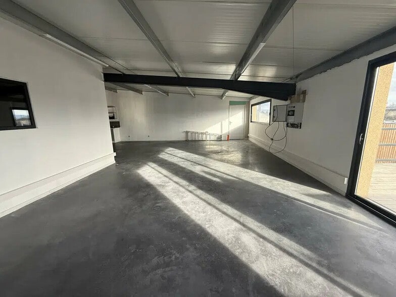 Office in Le Thor for lease - Interior Photo - Image 2 of 4