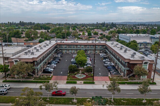 Plus de détails pour 1913 E 17th St, Santa Ana, CA - Bureau à vendre