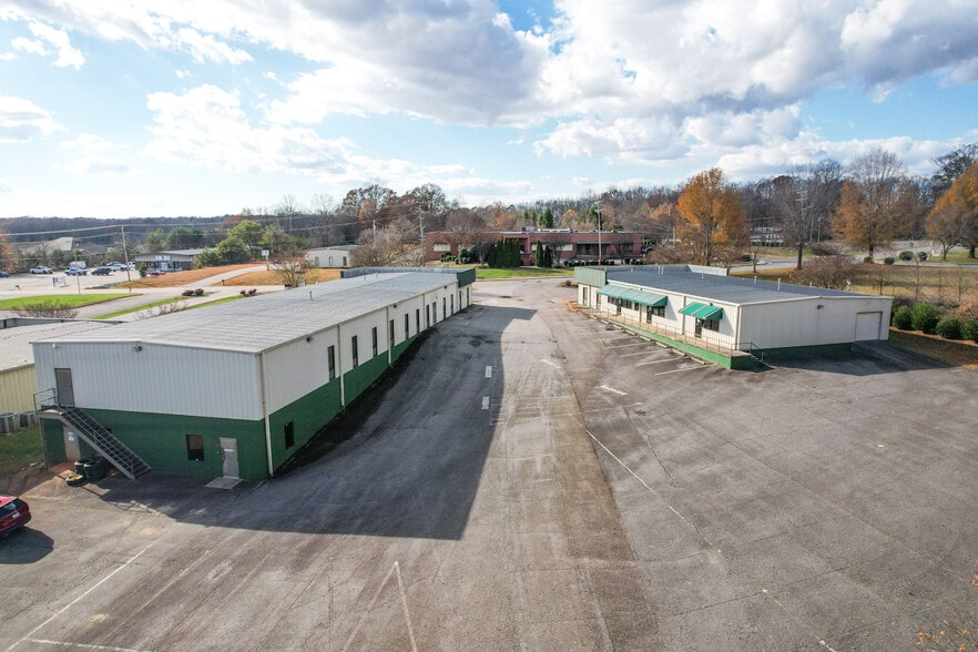 636 Signal Hill Dr, Statesville, NC à louer - Photo du bâtiment - Image 2 de 5