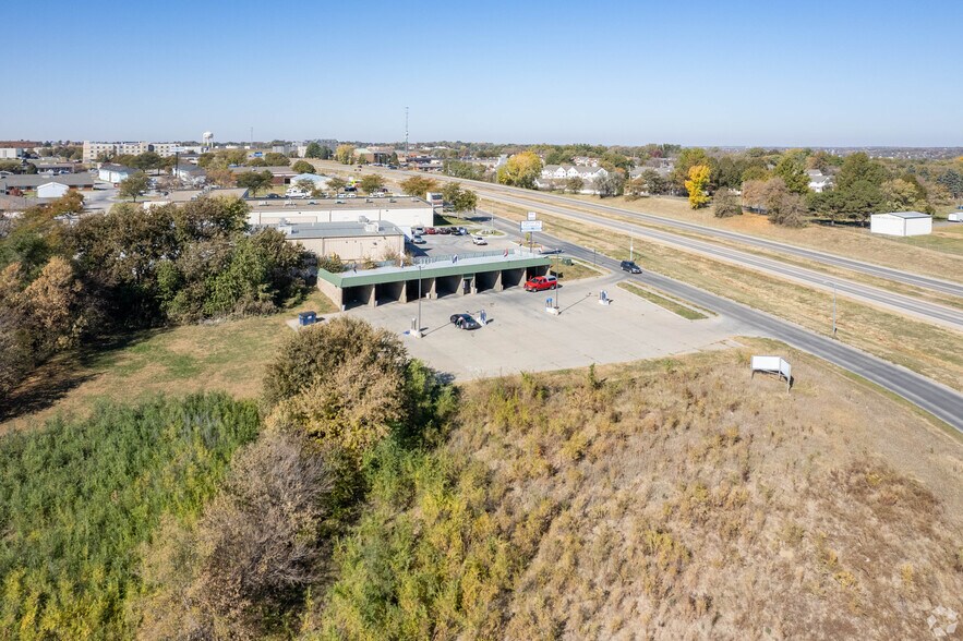713 Olson Dr, Papillion, NE à vendre - Photo du bâtiment - Image 1 de 2