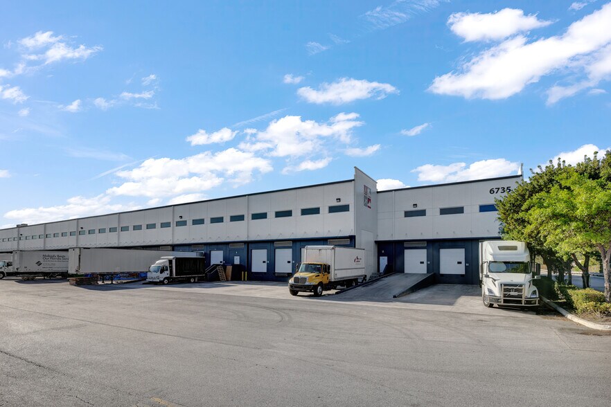 6735 NW 36th St, Miami, FL à louer - Photo du bâtiment - Image 3 de 4