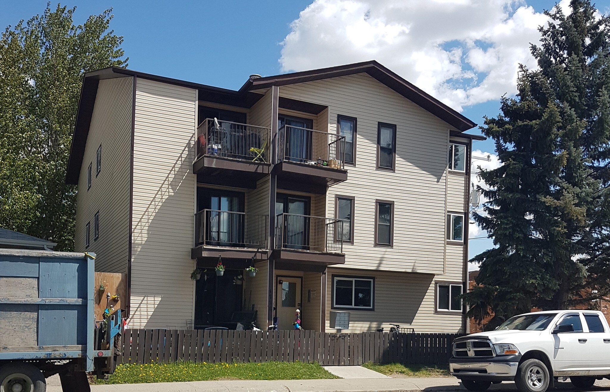 1728 38th St SE, Calgary, AB à vendre Photo du bâtiment- Image 1 de 1