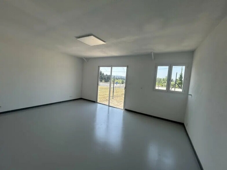 Retail in Saze for lease - Interior Photo - Image 3 of 8