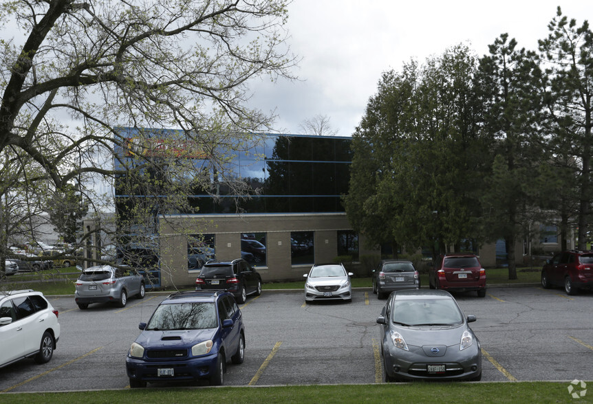 600 Terry Fox Dr, Ottawa, ON à louer - Photo du bâtiment - Image 3 de 4