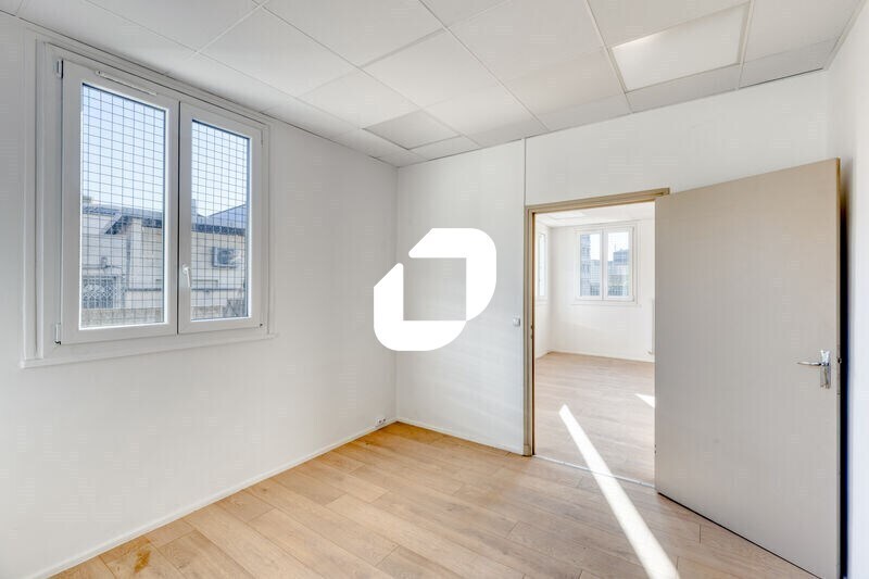 Flex in Nanterre for sale - Interior Photo - Image 2 of 18