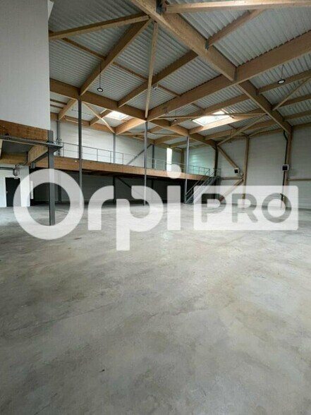 Flex dans Chanteloup-en-Brie à louer - Photo du bâtiment - Image 3 de 5