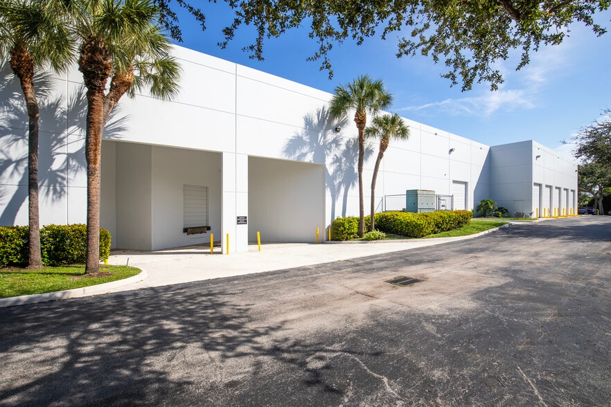 6400 Park Of Commerce Blvd, Boca Raton, FL à louer - Photo du bâtiment - Image 2 de 11