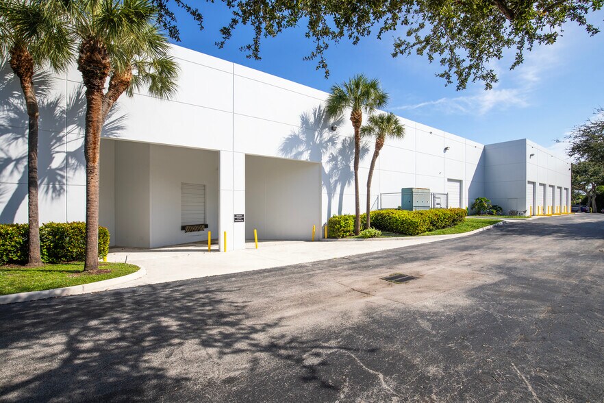6400 Park of Commerce Blvd, Boca Raton, FL à louer - Photo du bâtiment - Image 2 de 11
