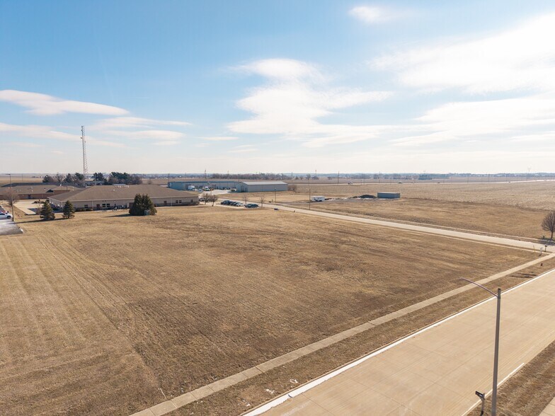 418 Bronco Dr, Bloomington, IL à vendre - Photo du bâtiment - Image 2 de 4