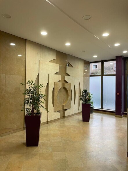 Office in Montreuil for lease - Lobby - Image 2 of 8