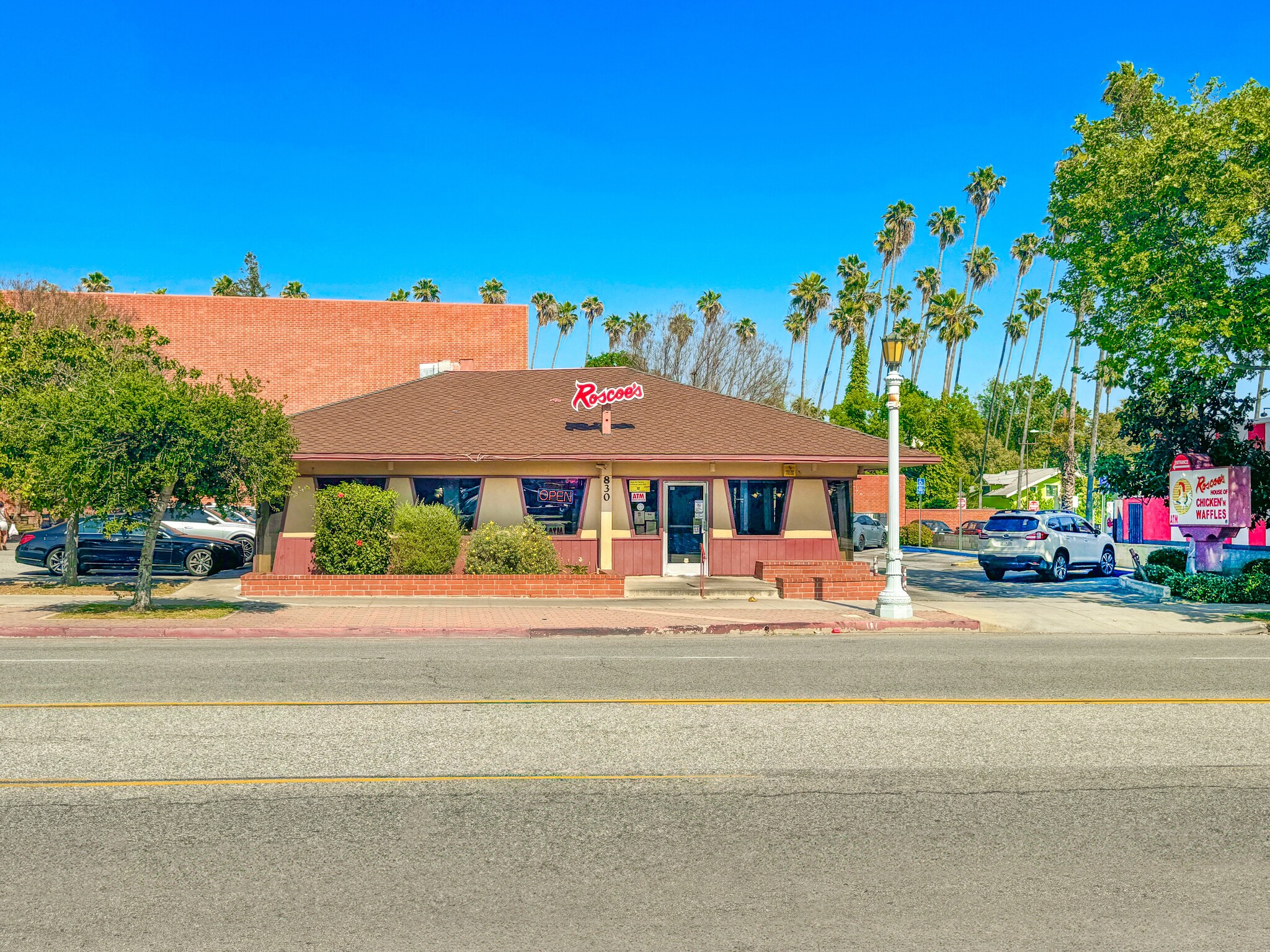 830 N Lake Ave, Pasadena, CA à louer Photo du bâtiment- Image 1 de 5