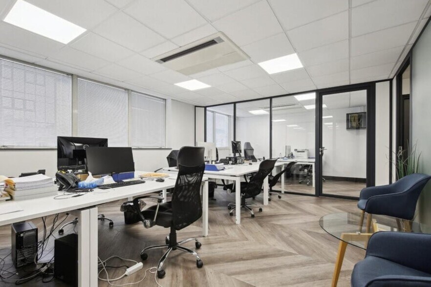 123-125 Rue Victor Hugo, Levallois-Perret for lease - Interior Photo - Image 2 of 5