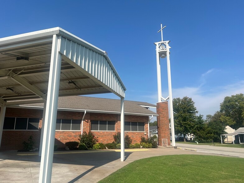 1209 W Oak St, Collinsville, OK for sale - Building Photo - Image 2 of 13