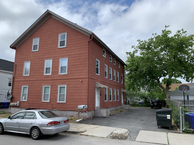 17 Clifton St, Central Falls, RI à vendre - Photo principale - Image 1 de 1