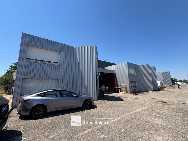 8 Rue Lavoisier, Chassieu à louer - Photo du bâtiment - Image 2 de 2