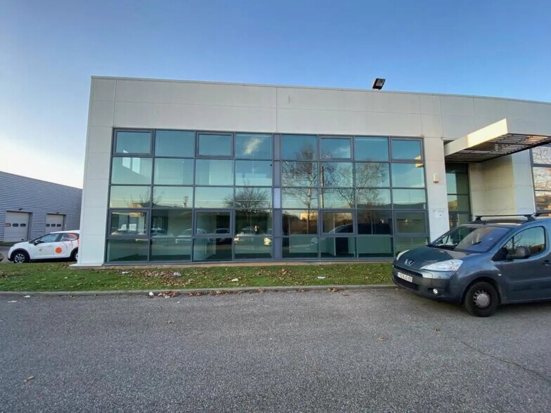 Flex dans Décines-Charpieu à louer - Photo du bâtiment - Image 1 de 6