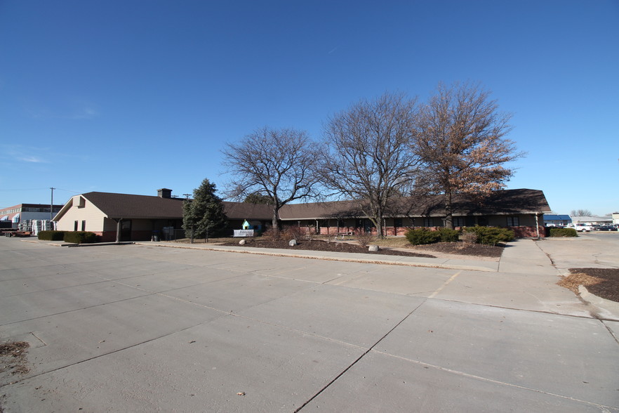 3940 Cornhusker Hwy, Lincoln, NE for lease - Building Photo - Image 1 of 1