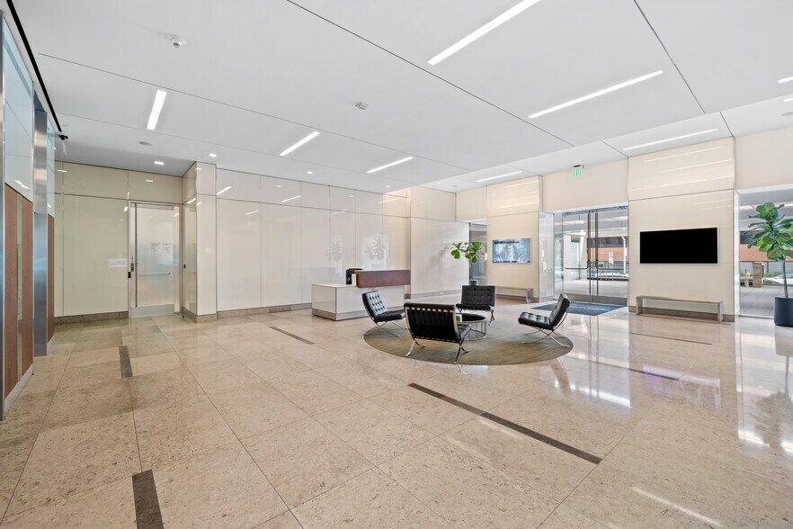 12301 Wilshire Blvd, Los Angeles, CA à louer - Photo du bâtiment - Image 3 de 8