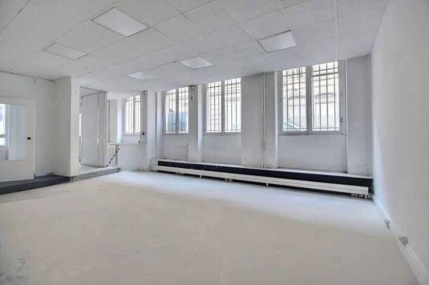 28 Rue D'Aumale, Paris for lease - Building Photo - Image 1 of 4