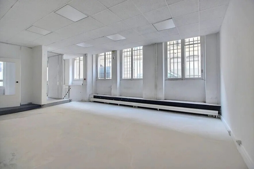 28 Rue D'Aumale, Paris à louer - Photo du bâtiment - Image 1 de 4