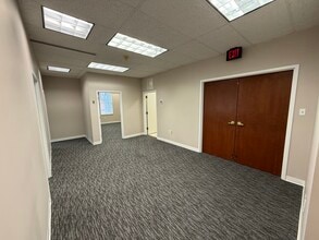 5012 Monument Ave, Richmond, VA à louer Photo du bâtiment- Image 1 de 8