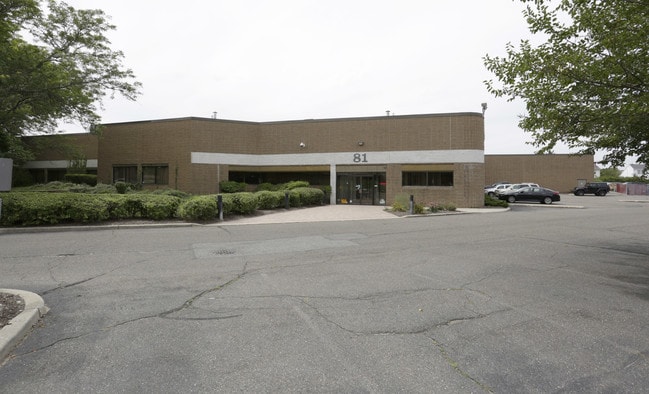 Plus de détails pour 81 Executive Blvd, Farmingdale, NY - Bureau à louer